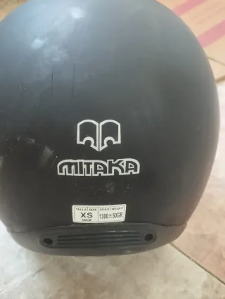 Casco de moto negro con visera