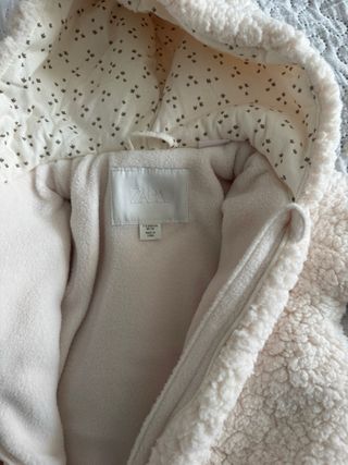 Buzo de bebé de peluche con capucha de zara