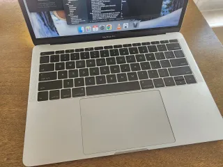 MacBook Pro 2017 13 8GB RAM 256GB SSD