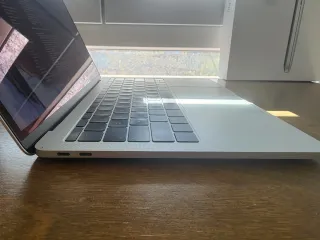 MacBook Pro 2017 13 8GB RAM 256GB SSD