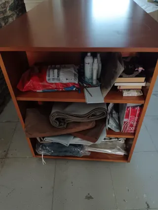 Mostrador de madera con estantes