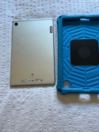 Tablet Lenovo con funda protectora azul