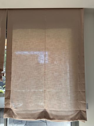 Estores enrollables beige y blancos