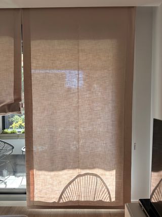Estores enrollables beige y blancos