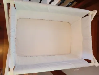 Minicuna bebé blanca con ruedas y colchón