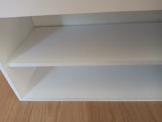 Zapatero blanco con cojín gris