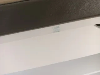 Zapatero blanco con cojín gris