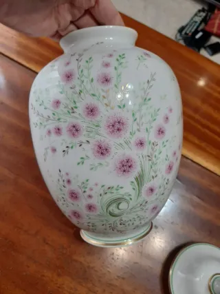 Tavolo da porcellana con fiori rosa