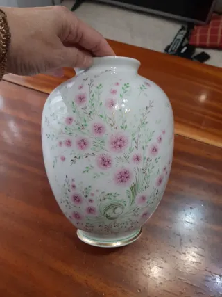 Tavolo da porcellana con fiori rosa