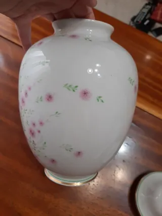 Tavolo da porcellana con fiori rosa