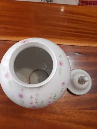 Tavolo da porcellana con fiori rosa