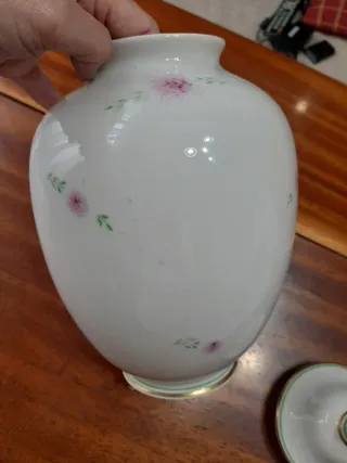 Tavolo da porcellana con fiori rosa