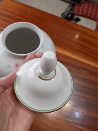 Tavolo da porcellana con fiori rosa