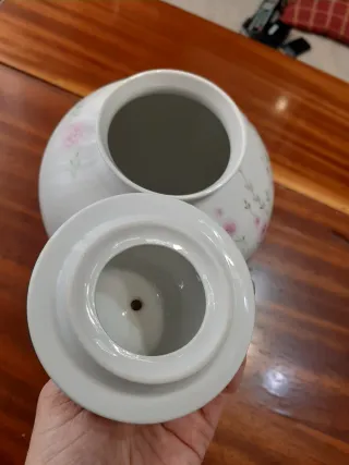 Tavolo da porcellana con fiori rosa