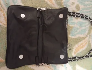 Bolso negro con cadena