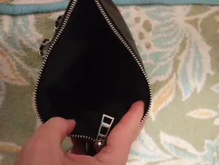Bolso negro con cadena