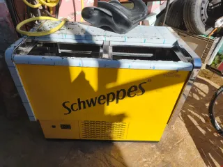 Congelador Schweppes amarillo