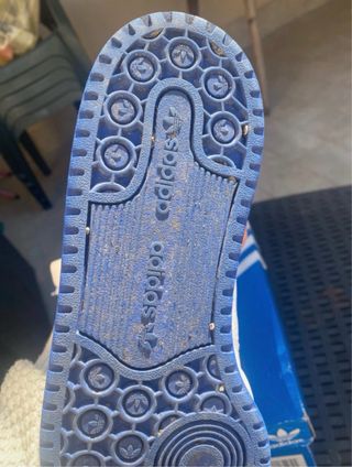 Scarpe Adidas bianche e blu