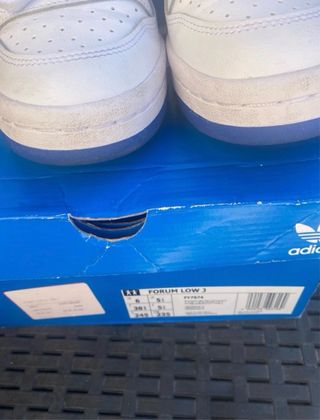 Scarpe Adidas bianche e blu