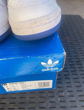 Scarpe Adidas bianche e blu