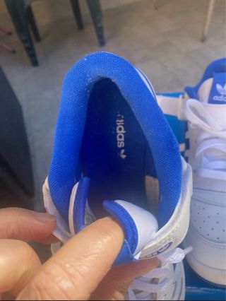 Scarpe Adidas bianche e blu