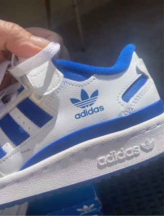 Scarpe Adidas bianche e blu