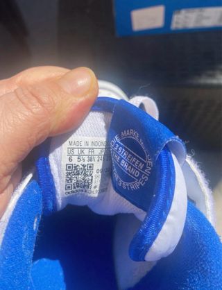 Scarpe Adidas bianche e blu