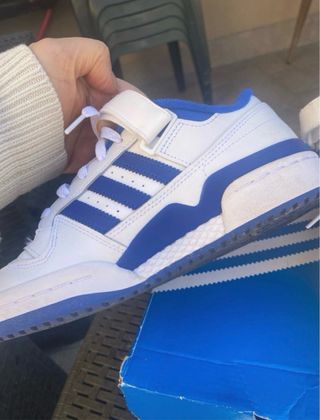 Scarpe Adidas bianche e blu