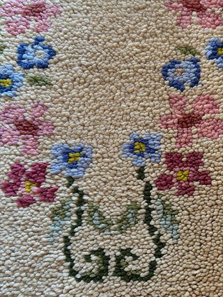 Alfombra pequeña hecha a mano