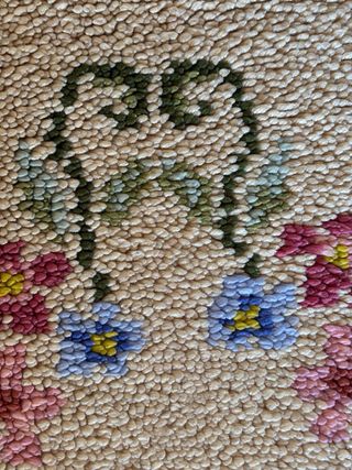 Alfombra pequeña hecha a mano