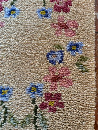 Alfombra pequeña hecha a mano