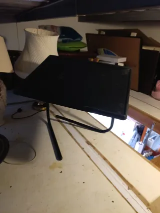 Mesita auxiliar negra para cama o sofá