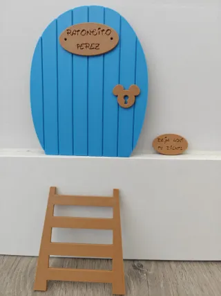 Puerta Ratón Pérez con escalera