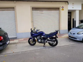 Suzuki Bandit S Azul del 2004 con baúl givi