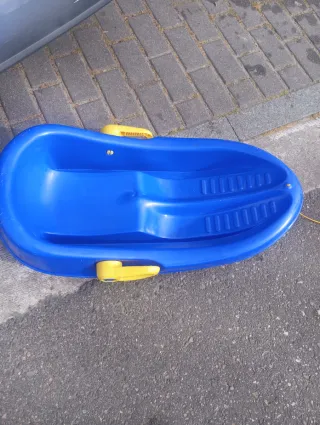 Trineo azul para nieve o montaña con asas amarilla