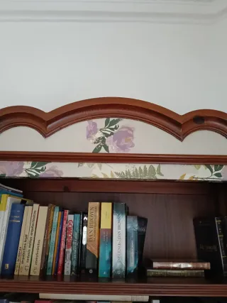 Estantería de madera de pino con detalles