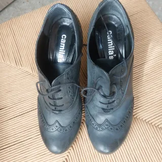 Zapatos negros de tacón para mujer marca "Camilas"