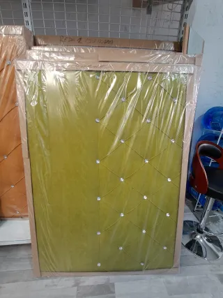 Cabezales de tela verdes y amarillos