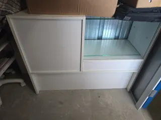 Mostrador de recepción blanco y transparente