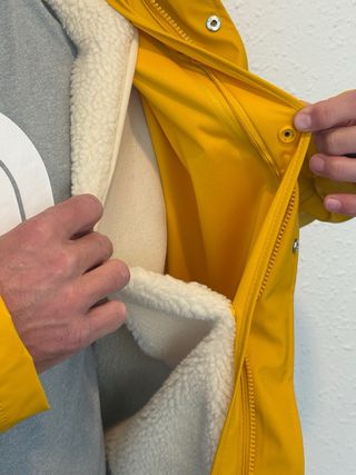 Chubasquero amarillo con corderito