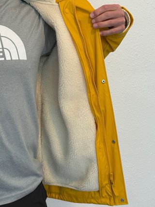 Chubasquero amarillo con corderito