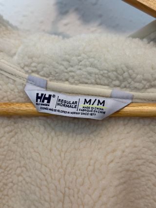 Chubasquero amarillo con corderito