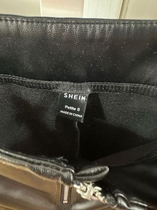 Pantaloni neri in pelle arricciati shein