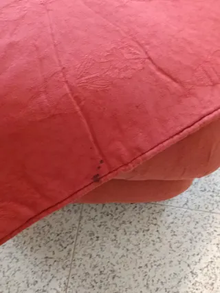 2 Sillones Orejeros Granates y Puff