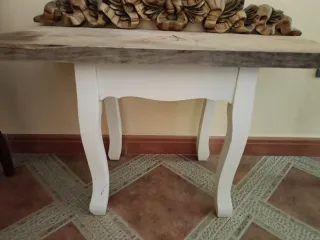 Mesa auxiliar de madera rústica