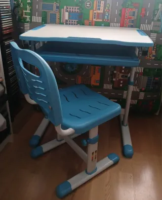 Escritorio infantil azul y blanco
