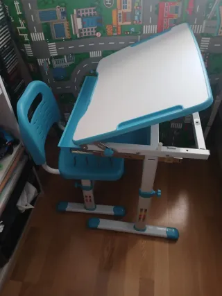 Escritorio infantil azul y blanco