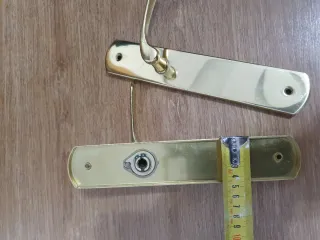 Manillas doradas para puertas