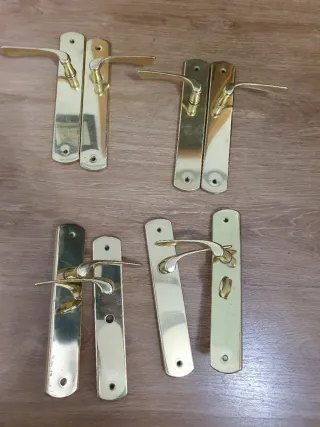 Manillas doradas para puertas