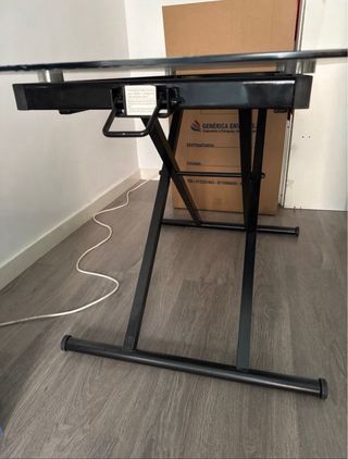 Mesa de cristal con diseño de ciudad